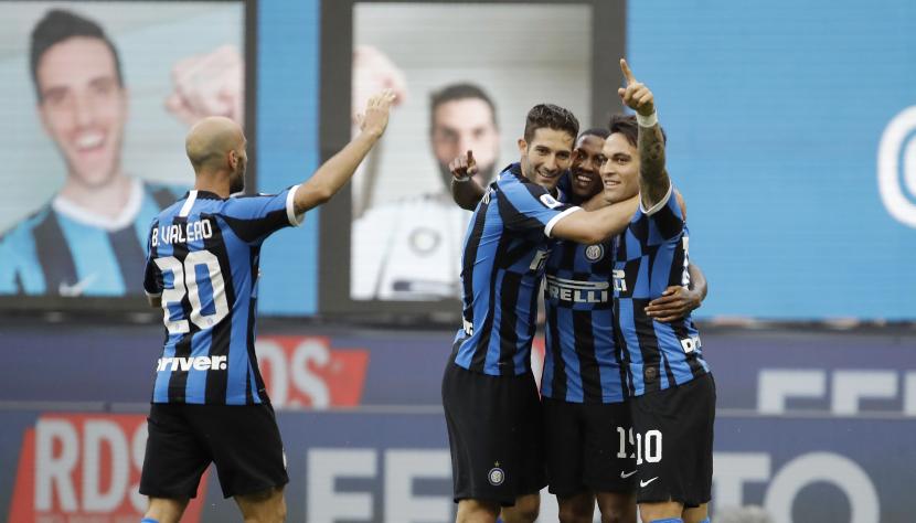 Selebrasi pasukan Inter Milan saat mencetak gol ke gawang Brescia.
