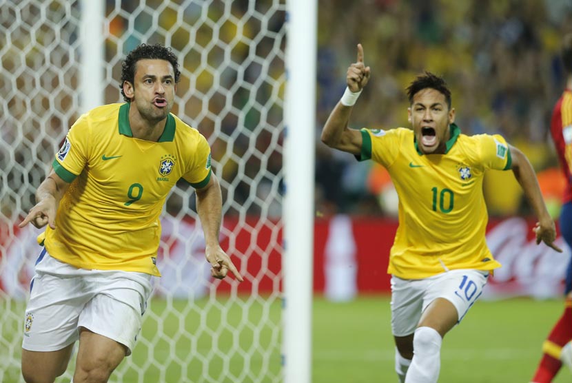  Selebrasi pemain Brasil, Fred (kiri) dan Neymar (kanan), saat merayakan gol timnas Brasil.