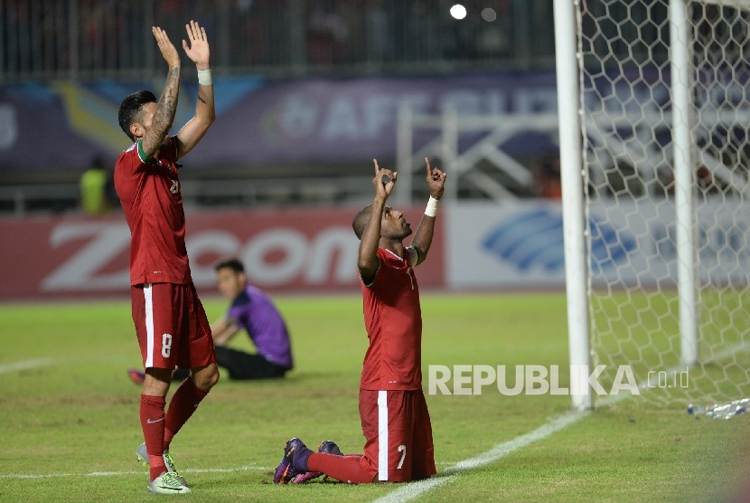  Selebrasi pemain Indonesia Boaz Salossa (depan) bersama Stefano lilipaly usai mencetak gol ke gawang Vietnam saat Semifinal I AFF 2016 di Stadion Pakansari, Bogor, Jawa Barat, Sabtu (3/12) malam. 