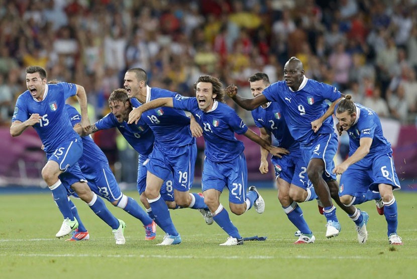   Selebrasi pemain Itali usai berhasil memenangkan adu penalti melawan Inggris di Olympic Stadium, Kiev, Senin (25/6) dini hari WIB.(Darren Staples/Reuters) 