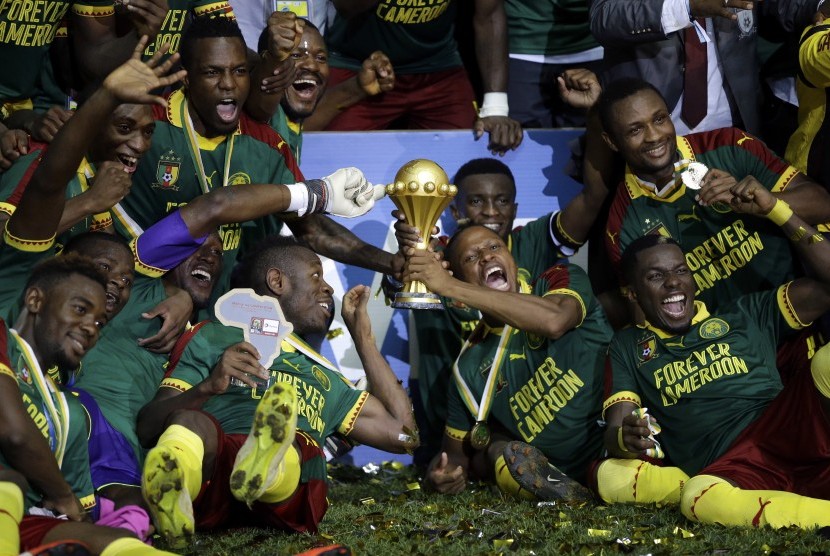 Selebrasi pemain Kamerun usai memenangkan Piala Afrika di laga puncak melawan Mesir di Stade de l'Amitie, Libreville, Gabon, Minggu (5/2). Kamerun menang 2-1.