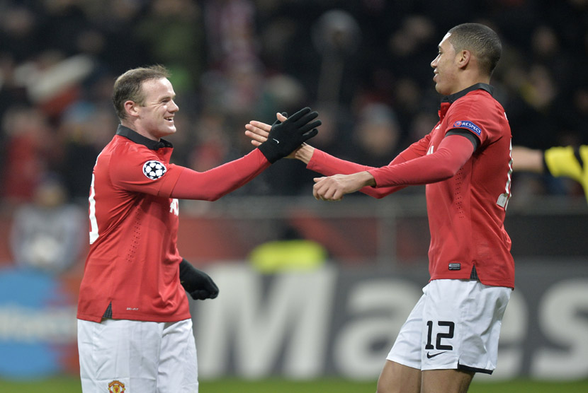    Selebrasi pemain Manchester United Wayne Rooney dan Chris Smalling (kanan), saat melawan Bayer Leverkusen di Leverkusen, Jerman, Rabu (28/11). 