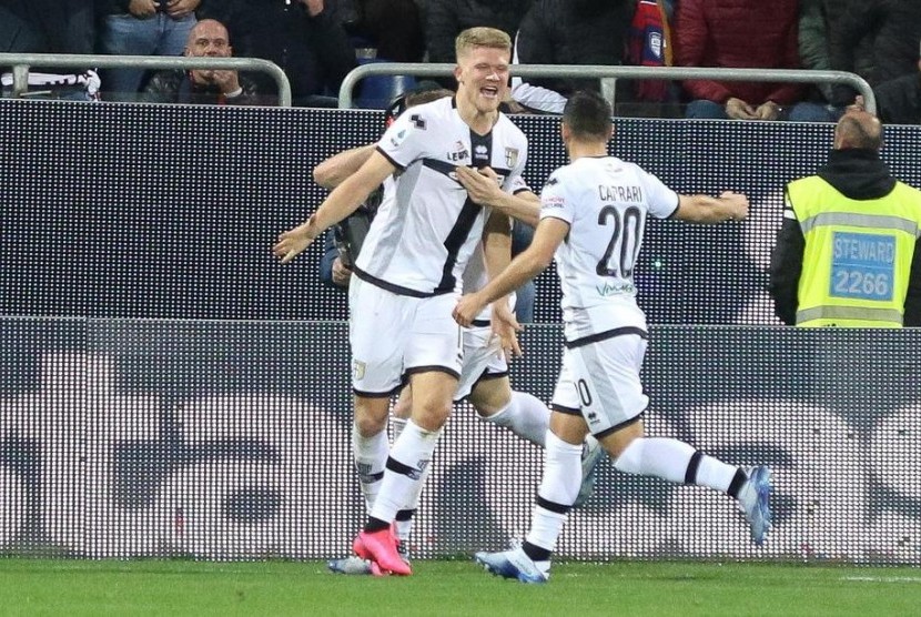 Selebrasi pemain Parma Andreas Cornelius usai menjebol gawang Cagliari yang membuat skor imbang 2-2.