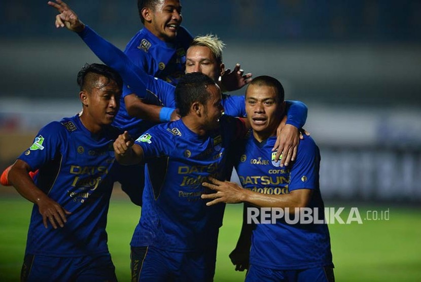 Selebrasi pemain Persib Bandung setelah mencetak gol ke gawang Srwijaya FC di Stadion GBLA, Bandung, Sabtu (29/4). Atep (kedua dari kiri) dan Febri Hariyadi (kiri) mencetak dua gol kemenangan Persib.