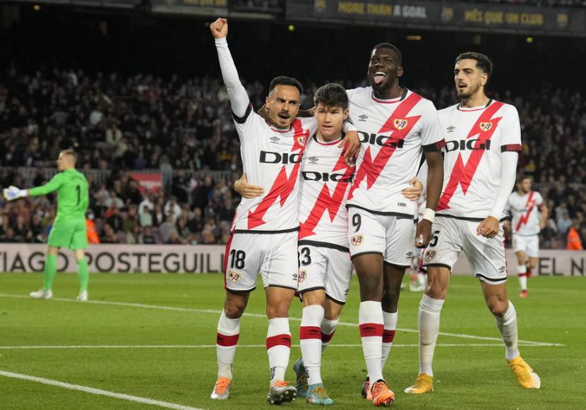 Selebrasi pemain Rayo Vallecano usai Alavaro Garcia mencetak gol ke gawang Barcelona.