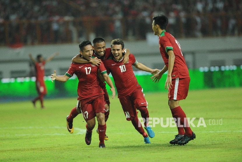 Selebrasi pemain timnas Indonesia U-19 atas gol kedua yang di ciptakan oleh Syahrian abimanyu dalam laga uji coba di Stadion Wibawamukti Kusuma, Cikarang, Bekasi, Ahad (8/10).