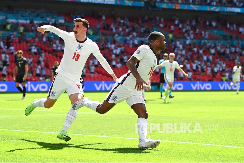   Selebrasi pemain Timnas Inggris Raheem Sterling  (kanan) usai mencetak gol ke gawang Kroasia dalam laga perdana Grup D Euro 2020 antara Inggris melawan Kroasia di Stadion Wembley, Inggris, Ahad (13/6) malam.