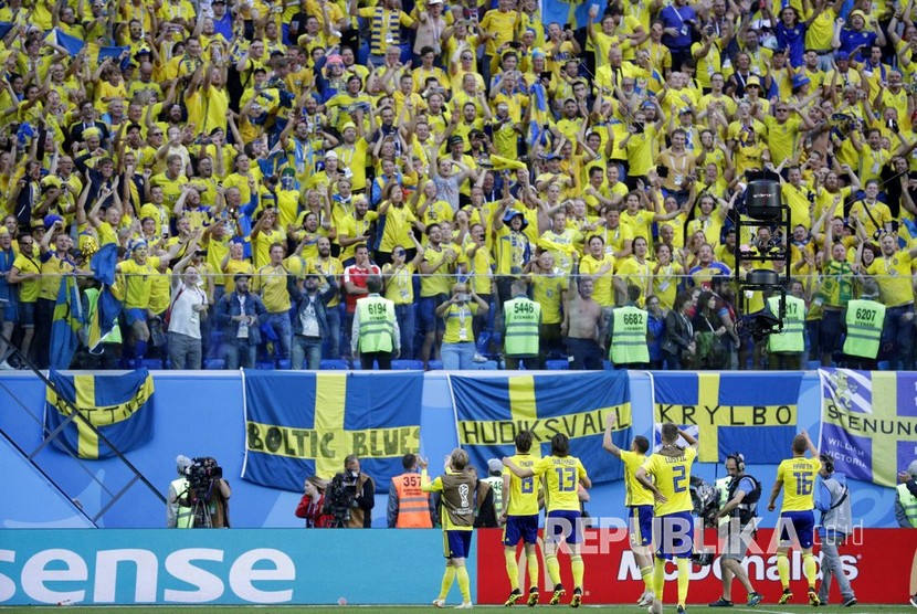 Selebrasi pemain timnas Swedia setelah berhasil menang atas Swiss dan lolos ke babak perempatfinal pada laga babak 16 besar Piala Dunia 2018 di Stadion Saint Petersburg, Selasa (3/7).