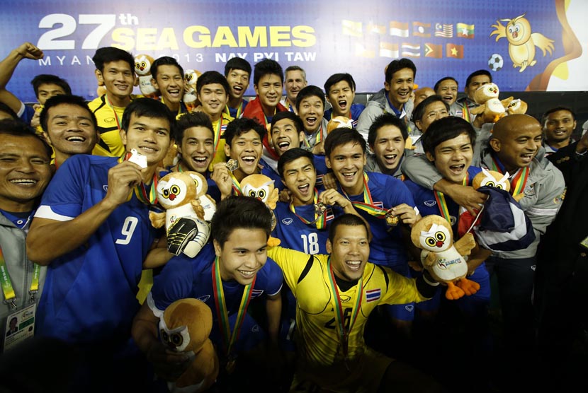   Selebrasi pemain timnas Thailand, usai meraih medali emas setelah mengalahkan timnas Indonesia pada final Sepakbola SEA Games ke-27 di Naypyitaw, Myanmar, Sabtu (21/12). (AP/Vincent Thian)