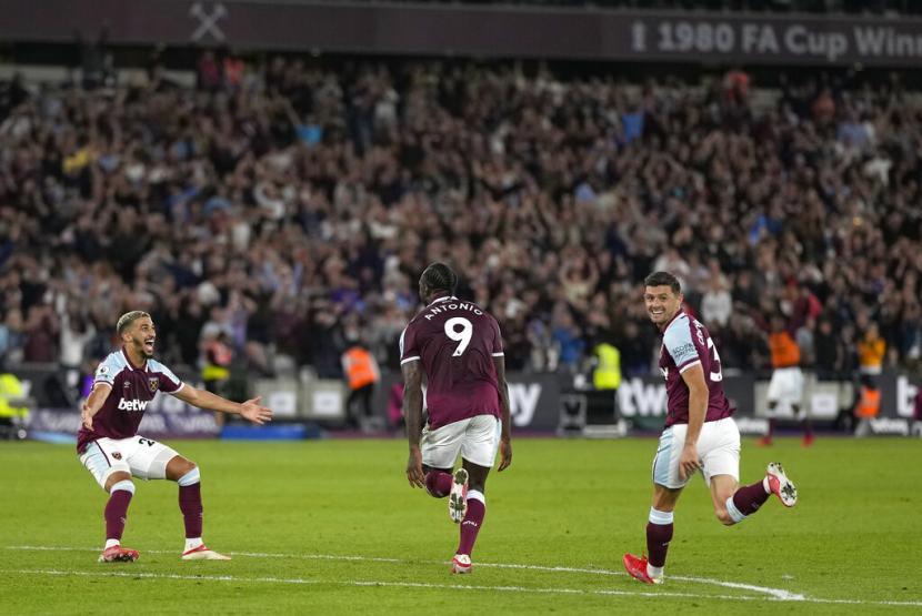 Selebrasi pemain West Ham United Michail Antonio (tengah) selepas menjebol gawang Leicester City.