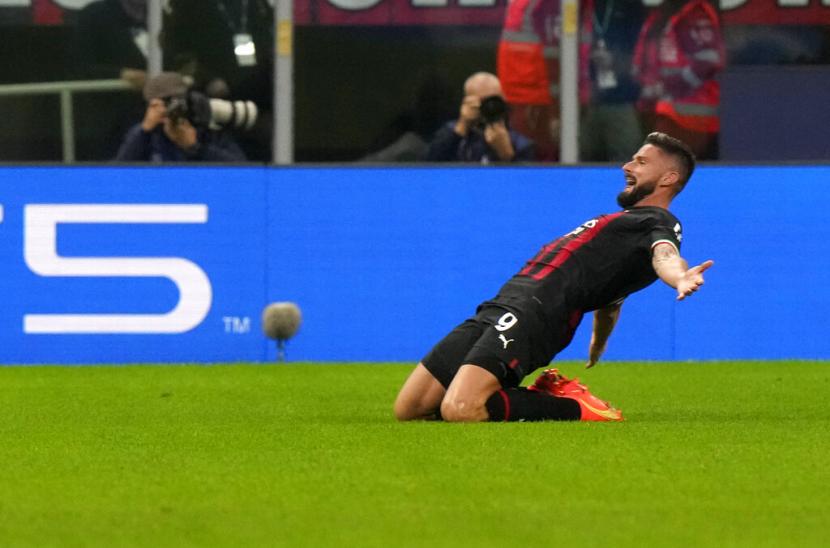 Selebrasi penyerang AC Milan, Olivier Giroud usai mencetak gol ke gawang Salszburg.