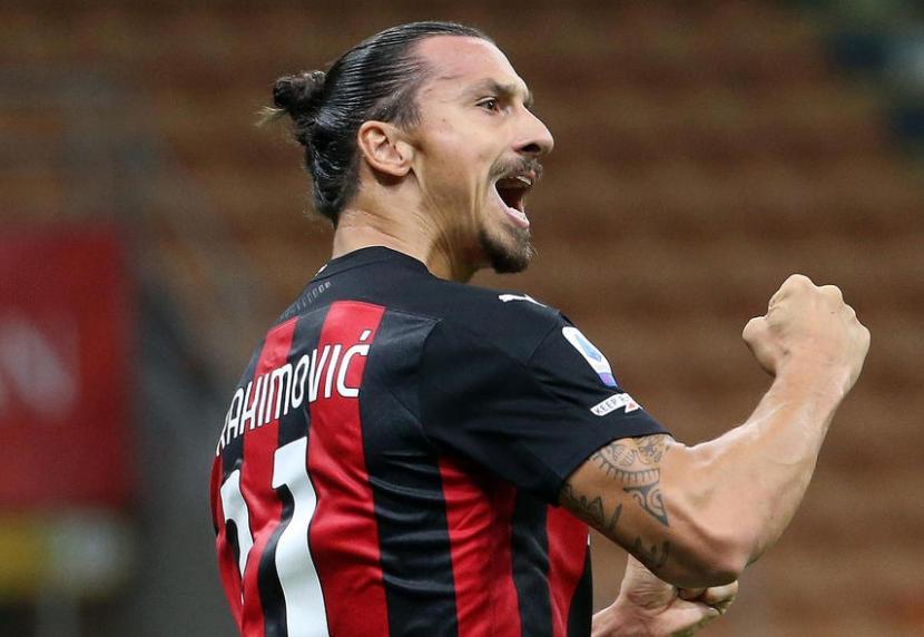 Selebrasi penyerang AC Milan Zlatan Ibrahimovic setelah menjebol gawang Bologna.