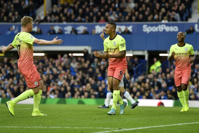 Selebrasi penyerang Manchester City Gabriel Jesus (tengah) usai menjebol gawang Everton.