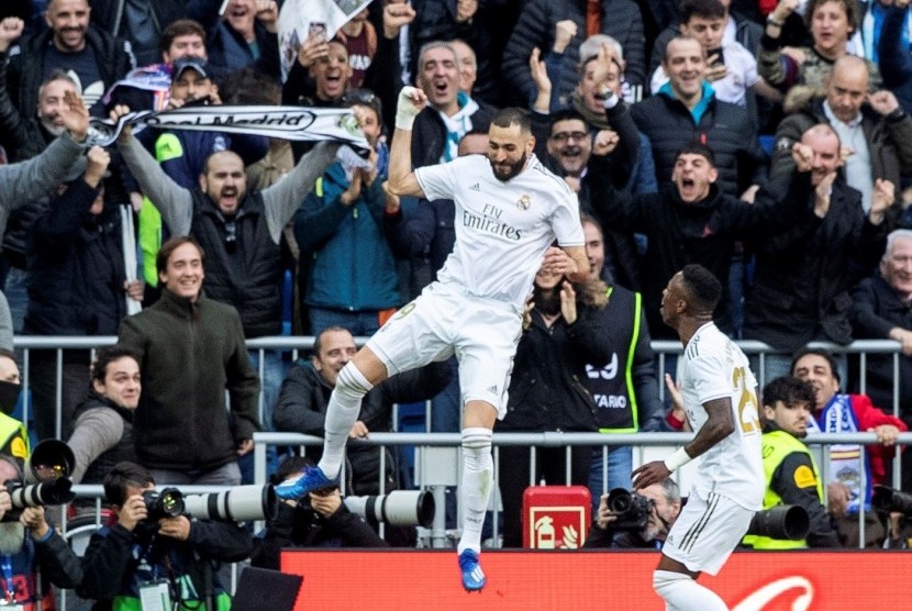 Selebrasi penyerang Real Madrid Karim Benzema seusai menjebol gawang Atletico Madrid dalam laga derby Madrid.