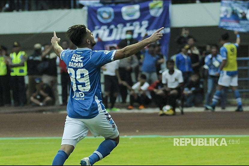 Selebrasi pemain Persib Bandung Jonathan Bauman di Stadion Gelora Bandung Lautan Api, Kota Bandung, Ahad (23/9).