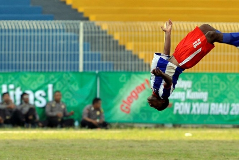 Selebrasi pesepakbola Papua Muklish Arnold Haay seusai mencetak gol ke gawang Kaltim pada pertandingan babak enam besar sepakbola PON XVIII 2012