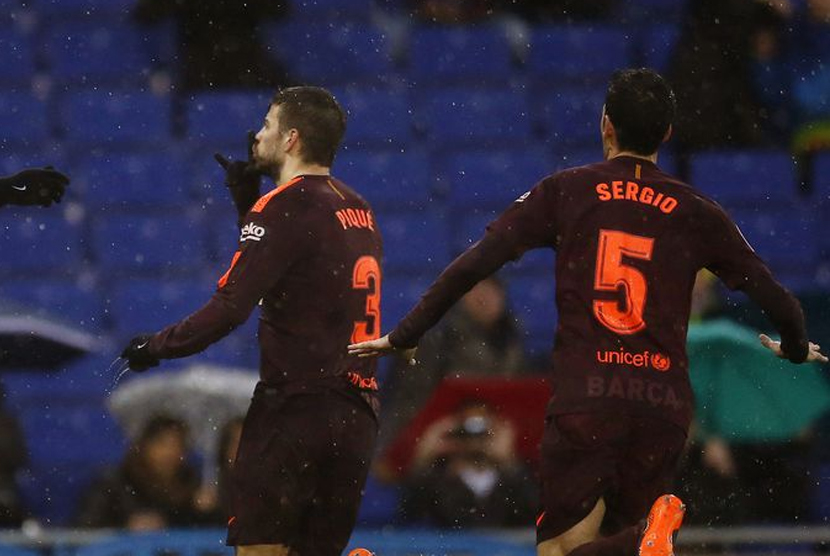 Selebrasi Pique usai mencetak gol ke gawang Espanyol, Ahad (4/1). 