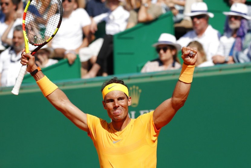Selebrasi Rafael Nadal seusai memastikan gelar juara turnamen master Monte Carlo di Monaco, Prancis, Ahad (22/4).