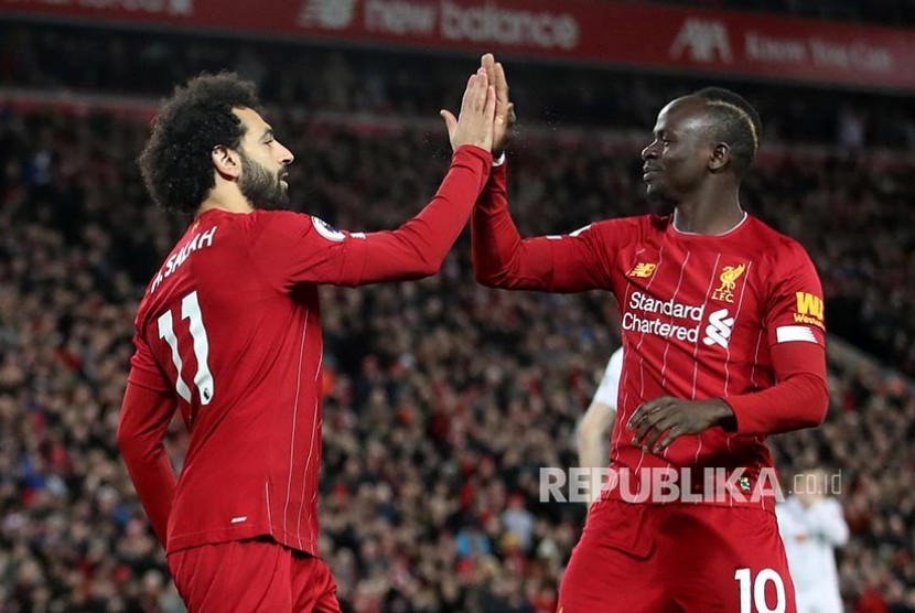 Penyerang Liverpool Mohamed Salah (kiri) dan Sadio Mane. Salah dan Mane kemungkinan akan absen sebulan membela Liverpool pada awal tahun depan karena Piala Afrika 2021.