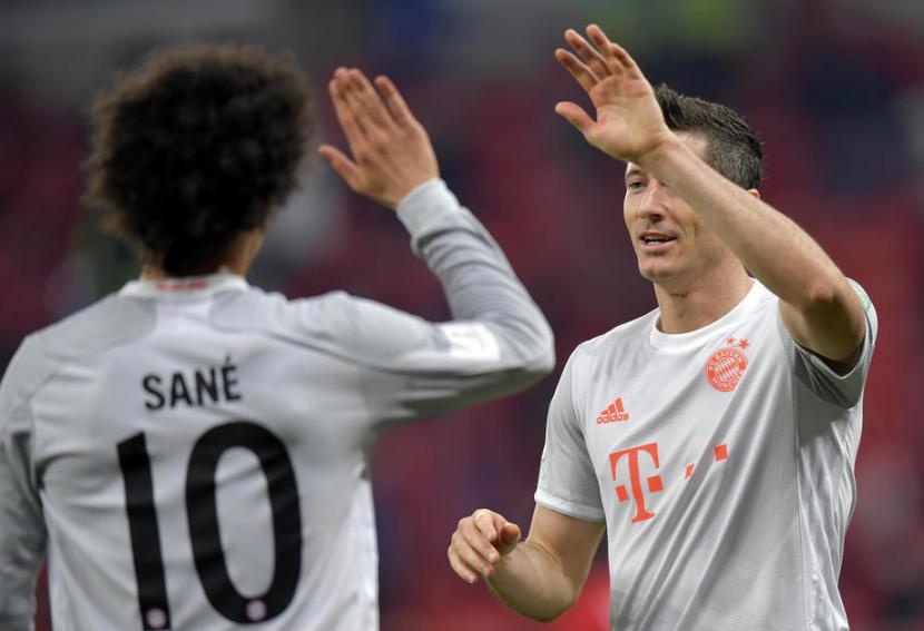Selebrasi striker Bayern Muenchen Robert Lewandwoski usai mencetak gol ke gawang Al Ahly pada semifinal Piala Dunia Antarklub, Selasa (9/2) dini hari WIB.