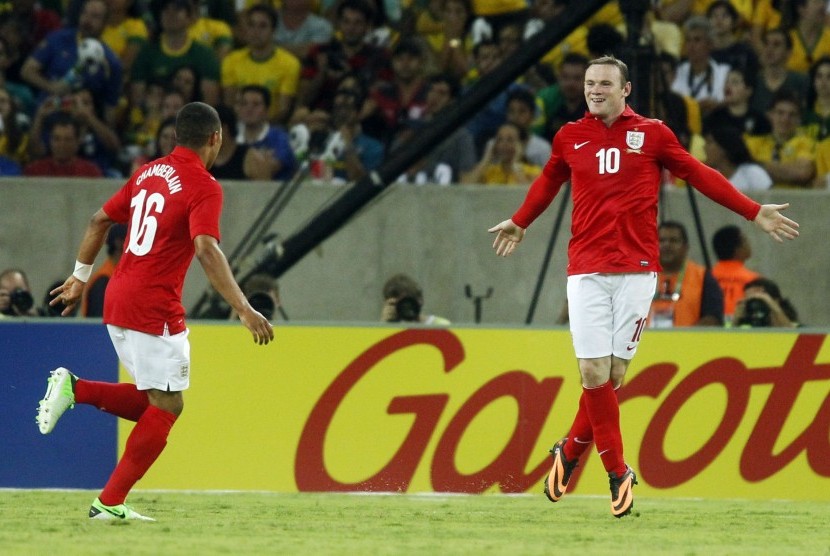 Selebrasi striker Inggris Wayne Rooney usai membobol gawang Brasil di Stadion Maracana.