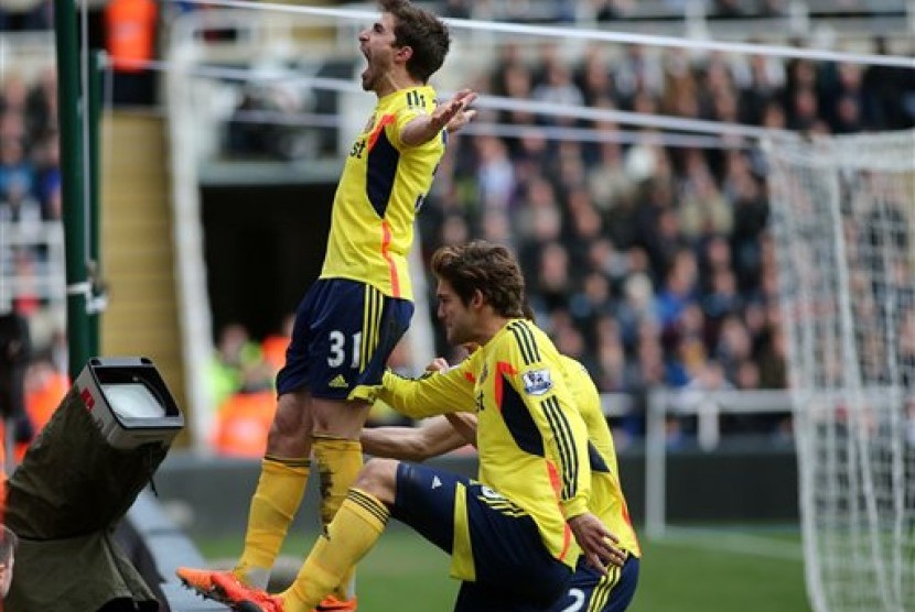 Selebrasi striker Sunderland Fabio Borini usai mencetak gol ke gawang Newcastle United pada Derby Tyne-Wear.