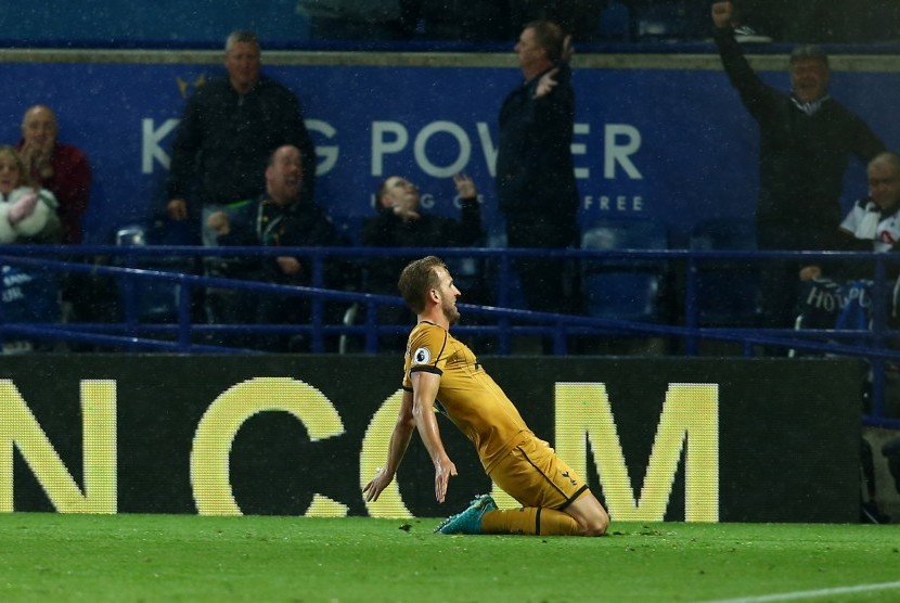 Selebrasi striker Tottenham Hotspur, Harry Kane seusai menjebol gawang Leicester City pada laga Liga Primer di Stadion King Power, Jumat (19/5) dini hari WIB. Kane menjadi top skorer dengan 26 gol.