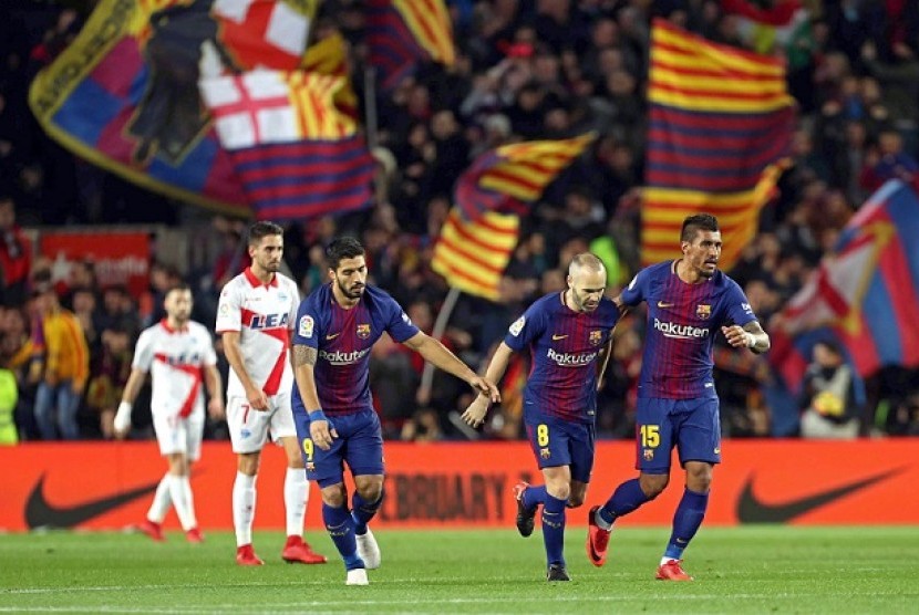 Selebrasi tiga pemain Barcelona setelah mencetak gol ke gawang Alaves, Senin (29/1) dini hari WIB.