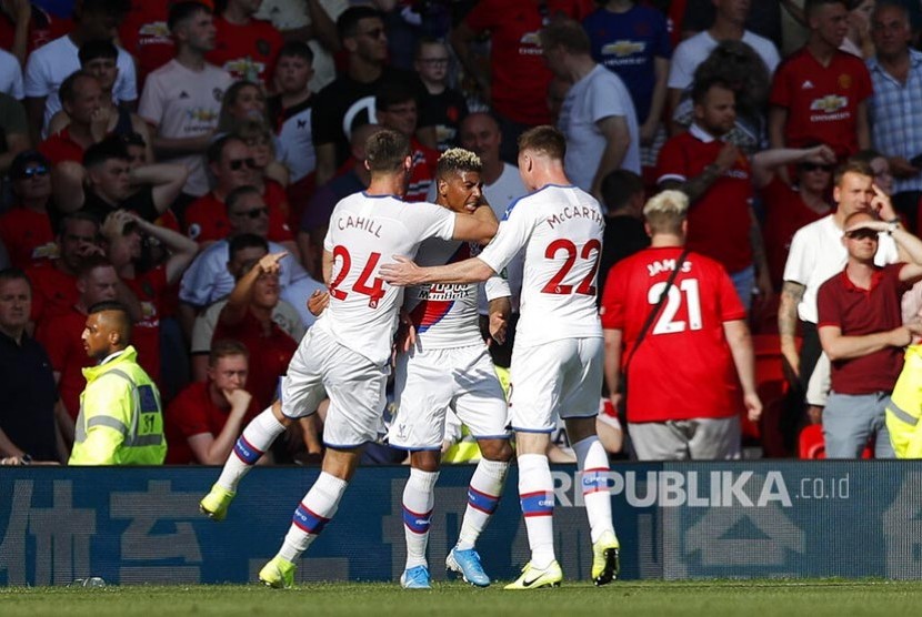 Selebrasi tim Crystal Palace setelah gol Patrick van Aanholt pada laga Liga Inggris di Old Trafford Stadium, Manchester, Sabtu (24/8)