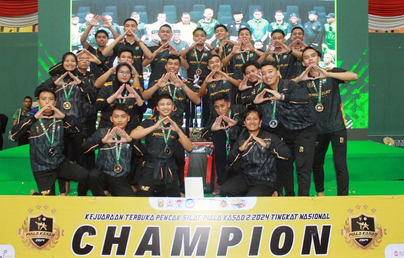 Selebrasi tim pencak silat Polda Jatim saat mencapai prestasi dengan predikat Juara Umum Kedua Kejurnas Piala Kasad 2 2024, GOR Tangkas Bogor, 27-29 September 2024.