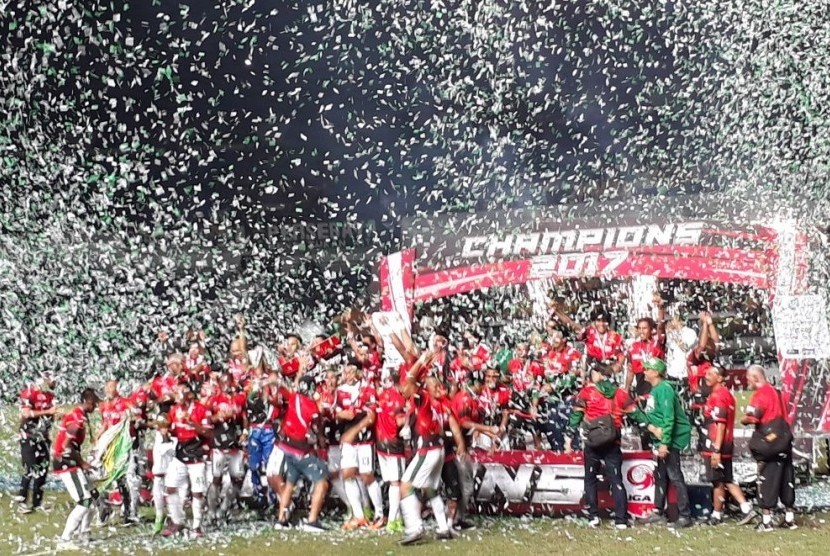 Selebrasi tim Persebaya Surabaya setelah menjuarai Liga 2 dengan mengalahkan PSMS Medan di Stadion Gelora Bandung Lautan Api, Selasa (28/11).