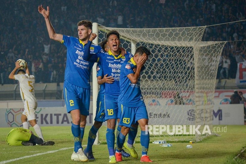 Selebrasi tim Persib Bandung setelah mencetak gol ke gawang PSS Sleman pada laga lanjutan liga I di Stadion Si Jalak Harupat, Kabupaten Bandung, Jawa Barat, Jumat (30/8).