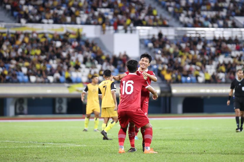 Selebrasi timnas Indonesia saat mencetak gol ke gawang tuan rumah Brunei Darussalam di babak kualifikasi Piala Dunia 2026, Selasa (17/10/7023). 
