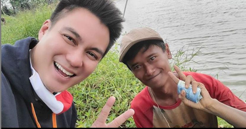 Selebritas Baim Wong (kiri) saat menggulirkan kampanye Kalahkan Jarak. Baim termasuk Youtuber dengan peringkat tertinggi di Indonesia.