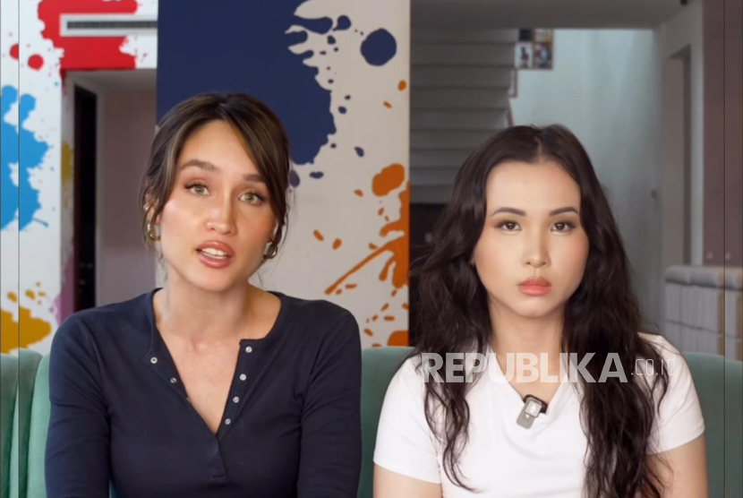 Selebritas Cinta Laura (kiri) dan influencer Indah G (kanan) mendesak dunia internasional untuk turut memantau krisis demokrasi di Indonesia.
