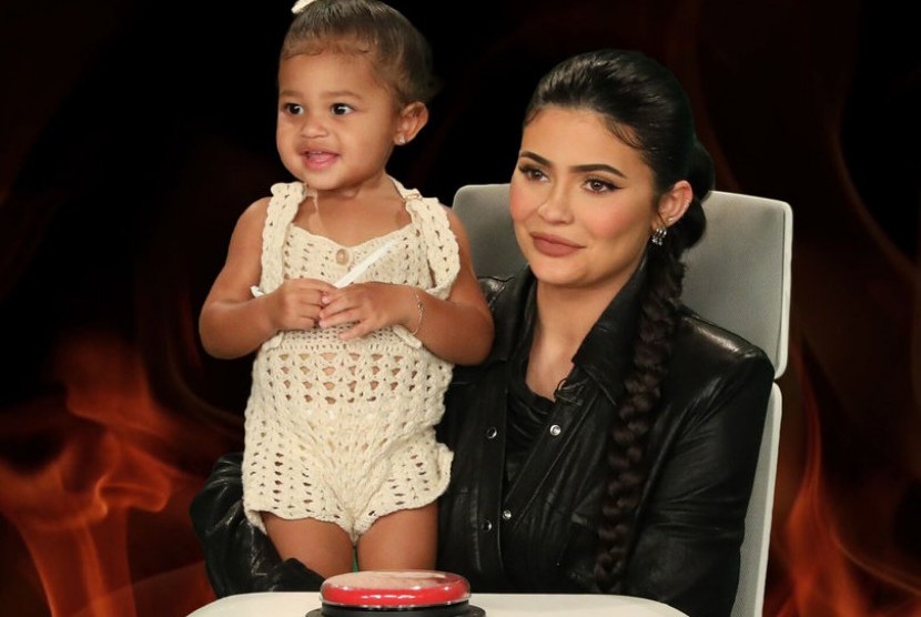 Selebritas dan bintang reality show asal Amerika Serikat (AS) Kylie Jenner dan putrinya Stormi Webster.