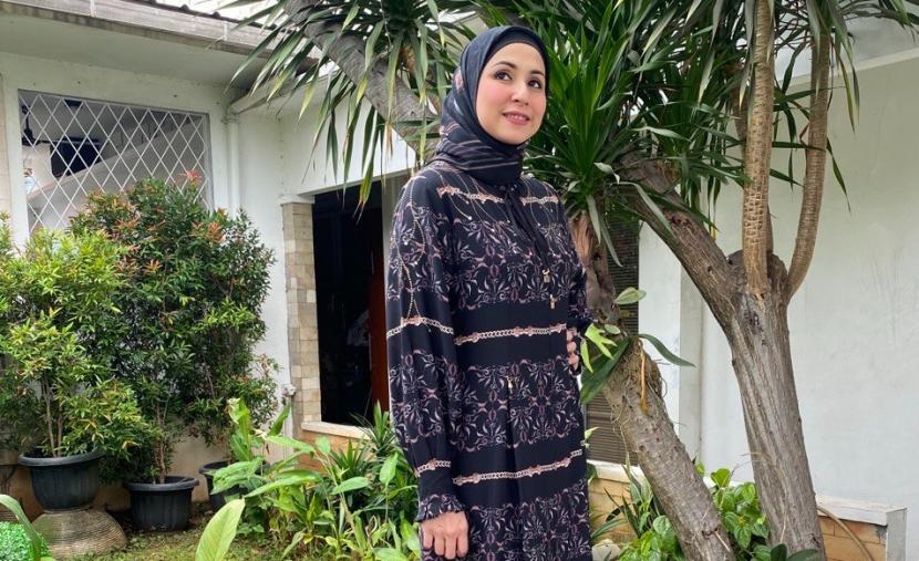 Selebritas Deswita Maharani menjadi brand ambassador produk busana muslim Hikmat Fashion. Hikmat Fashion mengenalkan terobosan produk abaya dengan memiliki warna dan motif.