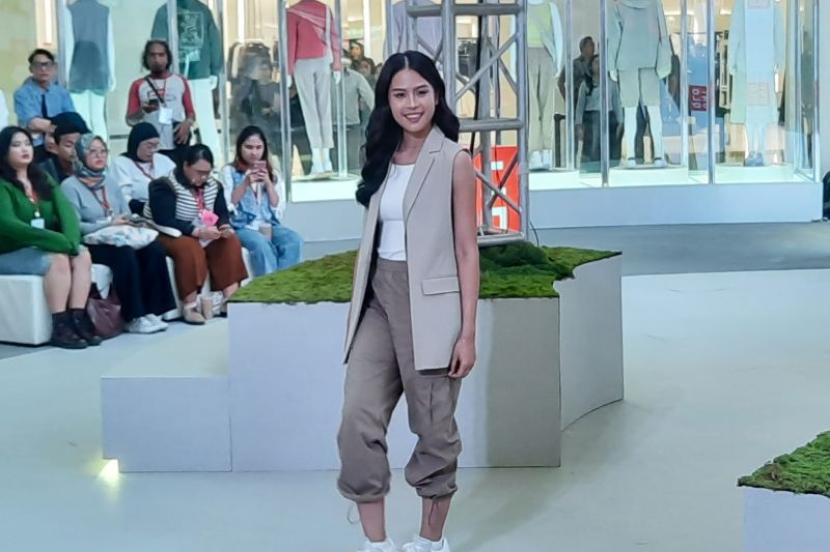 Selebritas Maudy Ayunda saat menghadiri konferensi pers Peluncuran Koleksi 2024 UNIQLO Spring/Summer di Jakarta, Kamis (19/1/2024). 