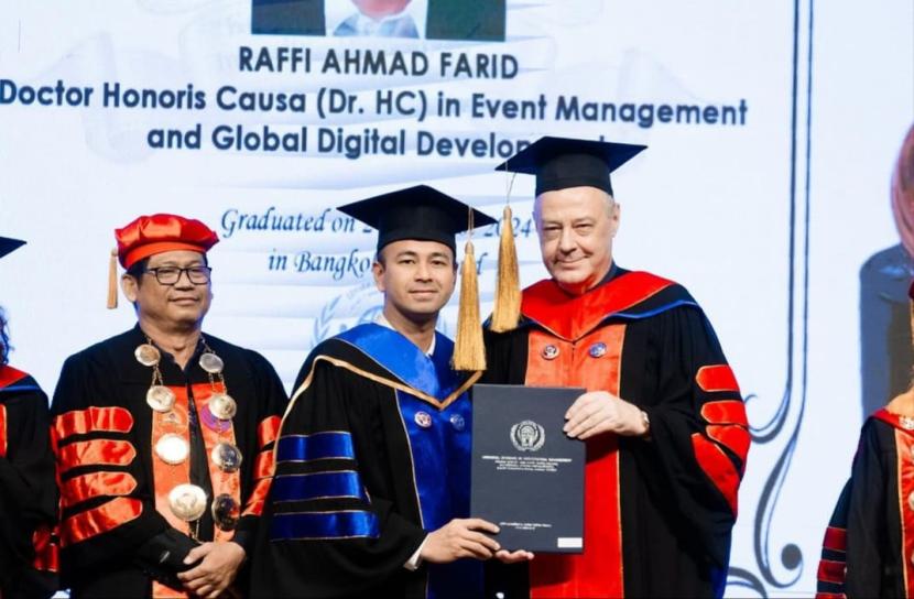 Selebritas Raffi Ahmad mendapatkan gelar gelar Doctor Honoris Causa dari Universal Institute of Professional Management (UIPM) Thailand pada Sabtu (28/9/2024). 