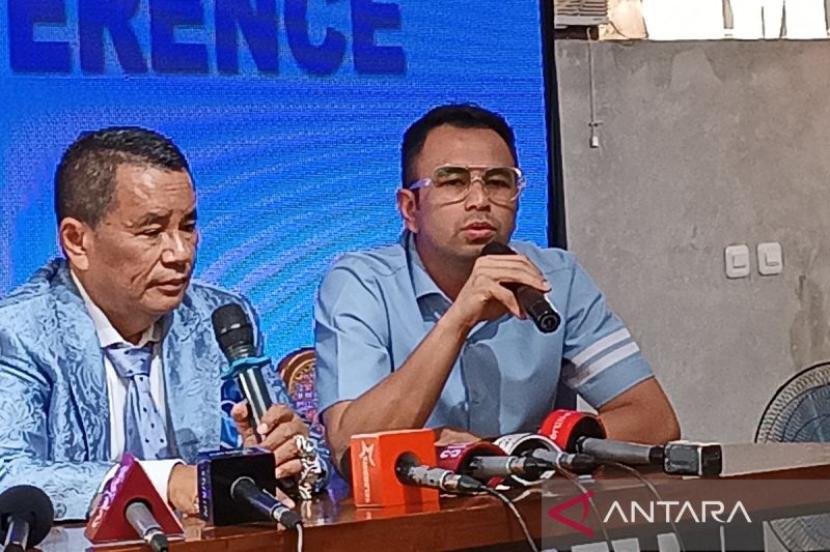 Selebriti Indonesia Raffi Ahmad (kanan) memberi keterangan kepada awak media di Jakarta, Senin (5/2/2024). 