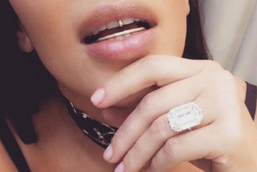 Selebriti Kim Kardashian pamer cincin berlian di Instagram empat hari sebelum dirampok.