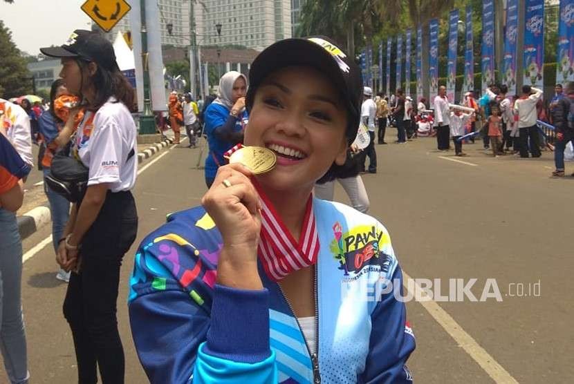 Selebriti Nirina Zubir, duta Obor Asian Para Games 2018, yang ikut dalam pawai obor Asian Para Games Ahad (30/9) di Jakarta.