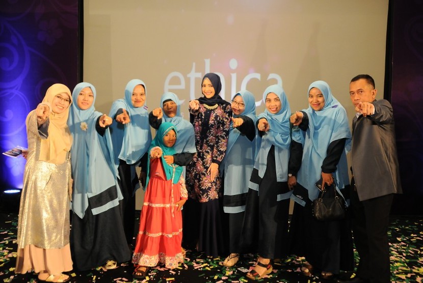 Selebriti Ririn Dwi Ariyanti (tengah) bersama peserta Forum Kemitraan Nasional Ethica 2016.  