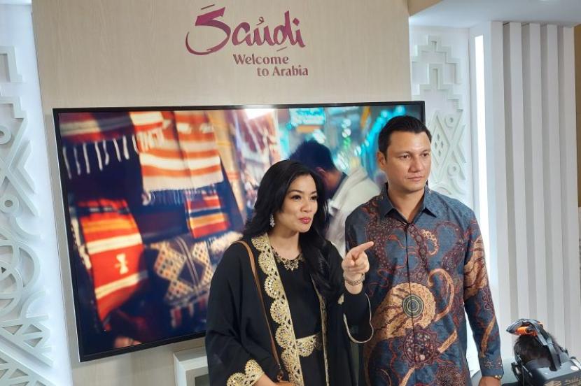 Selebriti Titi Kamal dan suami Christian Sugiono dalam acara Visit Indonesia, Beyond Umrah