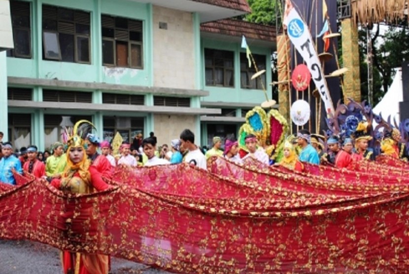 Selendang Bordir Tasikmalaya terpanjang dan pecahkan rekor MURI