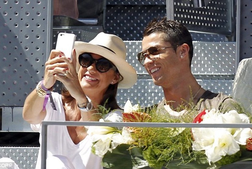 Selfie Cristiano Ronaldo dengan fans