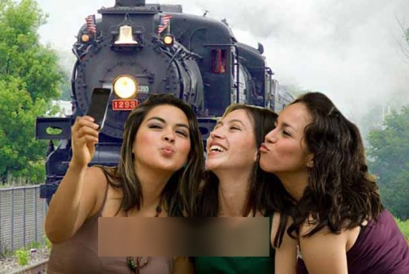 Selfie di tengah rel kereta api (ilustrasi)
