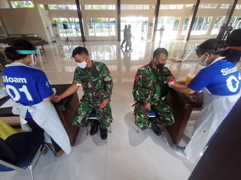 Seluruh awak pesawat atau air crew yang bertugas di Pangkalan TNI AU Sultan Hasanuddin, Makassar, Sulawesi Selatan, menjalani rapid test Covid-19.
