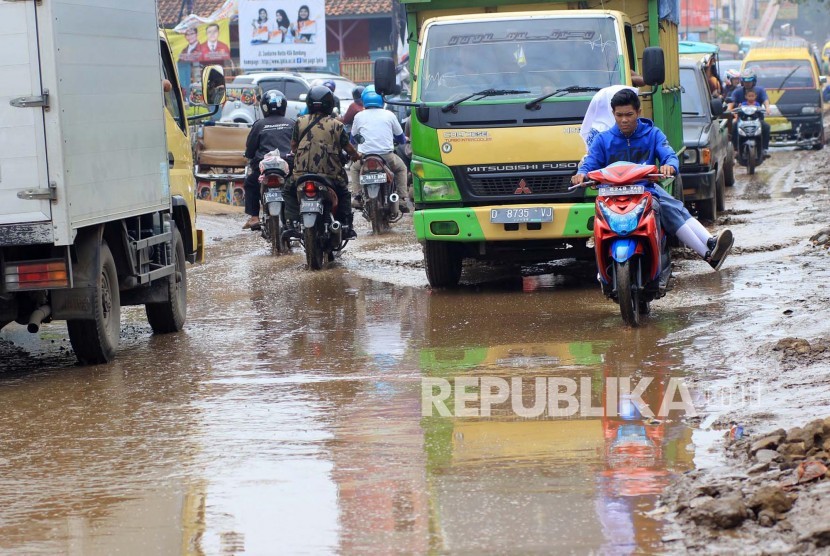 Seluruh badan Jalan dipenuhi lumpur di Jl Laswi, Kecamatan Majalaya, Kabupaten Bandung, Kamis (31/3). Lumpur tersebut merupakan sisa banjir dari luapan air sungai Citarum. (Dede Lukman Hakim)