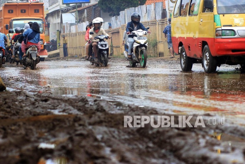 Jalan Kota Bandung tertutup lumpur (ilustrasi)